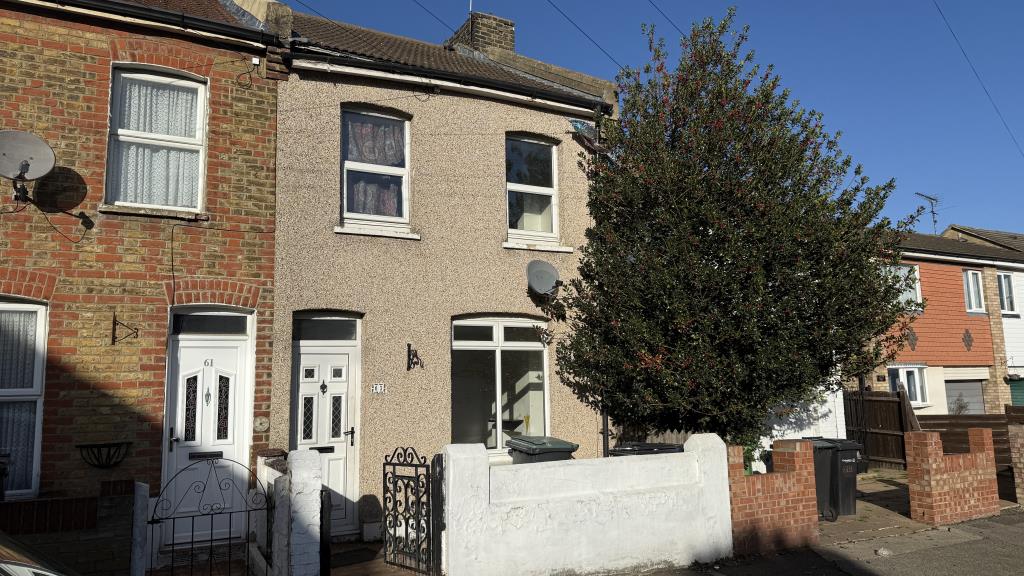 Lot: 147 - HOUSE IN NEED OF IMPROVEMENT WITH RENTAL POTENTIAL - External image of property from street level